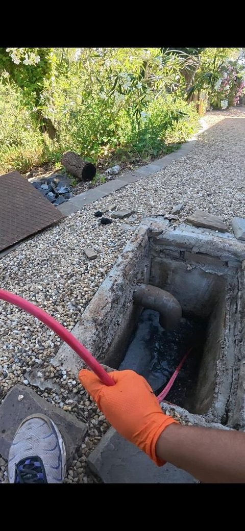 Hydrocurage haute pression d'une canalisation d'évier depuis un regard extérieur à Canet-en-Roussillon